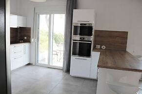 Villa Mare Azul - Luxury Beachfront Retreat in Hanioti, Halkidiki, Gre