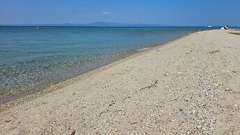 Villa Mare Azul - Luxury Beachfront Retreat in Hanioti, Halkidiki, Gre