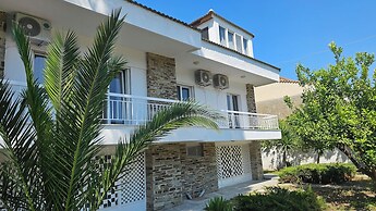 Villa Mare Azul - Luxury Beachfront Retreat in Hanioti, Halkidiki, Gre