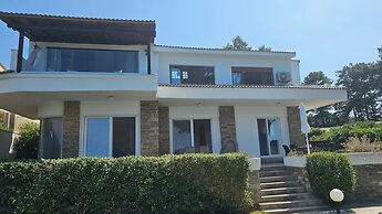 Villa Mare Azul - Luxury Beachfront Retreat in Hanioti, Halkidiki, Gre
