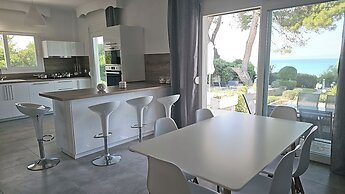 Villa Mare Azul - Luxury Beachfront Retreat in Hanioti, Halkidiki, Gre