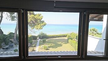 Villa Mare Azul - Luxury Beachfront Retreat in Hanioti, Halkidiki, Gre