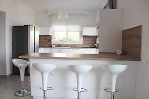 Villa Mare Azul - Luxury Beachfront Retreat in Hanioti, Halkidiki, Gre