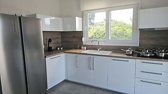 Villa Mare Azul - Luxury Beachfront Retreat in Hanioti, Halkidiki, Gre