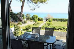 Villa Mare Azul - Luxury Beachfront Retreat in Hanioti, Halkidiki, Gre