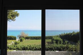 Villa Mare Azul - Luxury Beachfront Retreat in Hanioti, Halkidiki, Gre