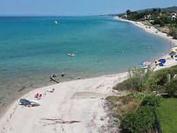 Villa Mare Azul - Luxury Beachfront Retreat in Hanioti, Halkidiki, Gre