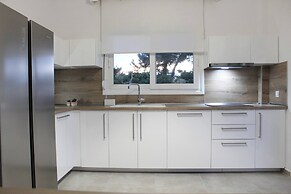 Villa Mare Azul - Luxury Beachfront Retreat in Hanioti, Halkidiki, Gre