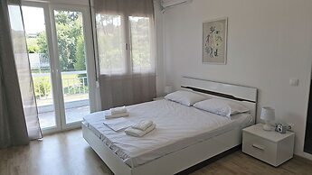 Villa Mare Azul - Luxury Beachfront Retreat in Hanioti, Halkidiki, Gre