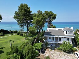 Villa Mare Azul - Luxury Beachfront Retreat in Hanioti, Halkidiki, Gre