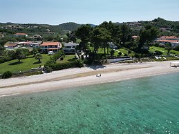 Villa Mare Azul - Luxury Beachfront Retreat in Hanioti, Halkidiki, Gre