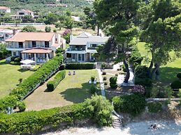 Villa Mare Azul - Luxury Beachfront Retreat in Hanioti, Halkidiki, Gre