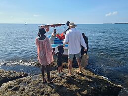 Room in Guest Room - Dolphin Suite 40 m2 in Villa 560 m2, Indian Ocean