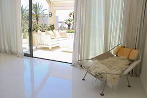 Luxurious Coastal Villa with Pool