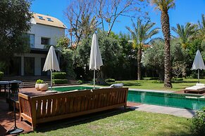 Luxurious Coastal Villa with Pool