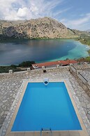 Linda's Villa In Unrivalled Position in Kournas - Amazing View!