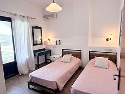 Linda's Villa In Unrivalled Position in Kournas - Amazing View!