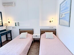 Linda's Villa In Unrivalled Position in Kournas - Amazing View!