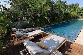 Luxurious Coastal Villa w Pool & Garden