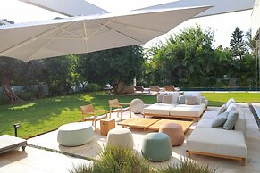 Luxurious Coastal Villa w Pool & Garden