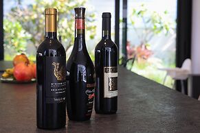 Luxurious Coastal Villa w Pool & Garden