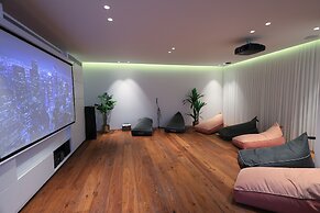 Luxurious Coastal Villa w Pool & Garden