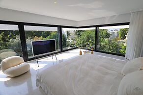 Luxurious Coastal Villa w Pool & Garden