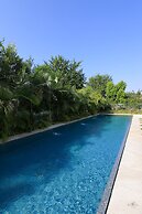 Luxurious Coastal Villa w Pool & Garden