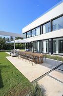 Luxurious Coastal Villa w Pool & Garden