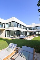 Luxurious Coastal Villa w Pool & Garden