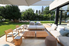 Luxurious Coastal Villa w Pool & Garden