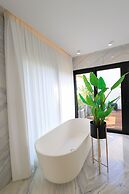 Luxurious Coastal Villa w Pool & Garden