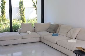 Luxurious Coastal Villa w Pool & Garden