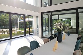 Luxurious Coastal Villa w Pool & Garden