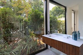 Luxurious Coastal Villa w Pool & Garden