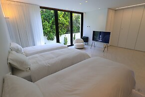 Luxurious Coastal Villa w Pool & Garden