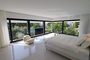 Luxurious Coastal Villa w Pool & Garden