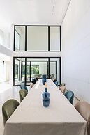 Luxurious Coastal Villa w Pool & Garden