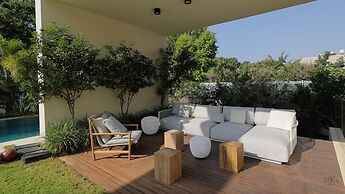 Luxurious Coastal Villa w Pool & Garden