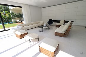 Luxurious Coastal Villa w Pool & Garden