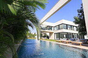 Luxurious Coastal Villa w Pool & Garden