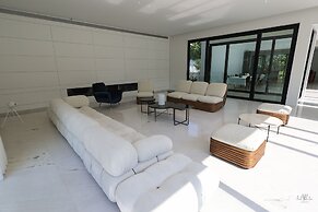 Luxurious Coastal Villa w Pool & Garden