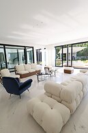 Luxurious Coastal Villa w Pool & Garden