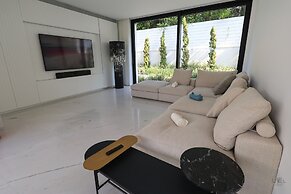 Luxurious Coastal Villa w Pool & Garden