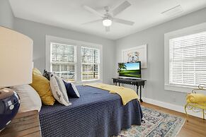 Hackberry Retreat - Hot Tub - Near Main