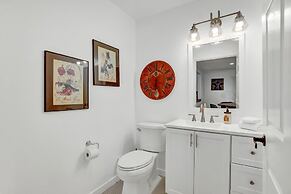 Hackberry Retreat - Hot Tub - Near Main