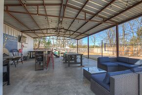 Hackberry Retreat - Hot Tub - Near Main