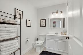 Hackberry Retreat - Hot Tub - Near Main