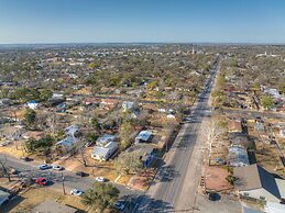 Hackberry Retreat - Hot Tub - Near Main