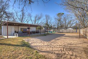 Hackberry Retreat - Hot Tub - Near Main